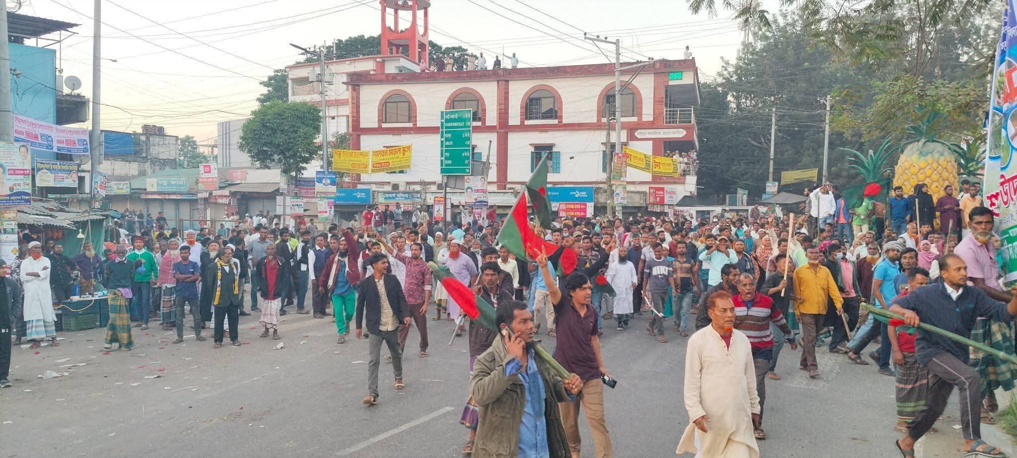 টাঙ্গাইলের মধুপুরে বিএনপি'র দুই গ্রুপে দাওয়া পালটা ধাওয়া ও ভাঙচুর 