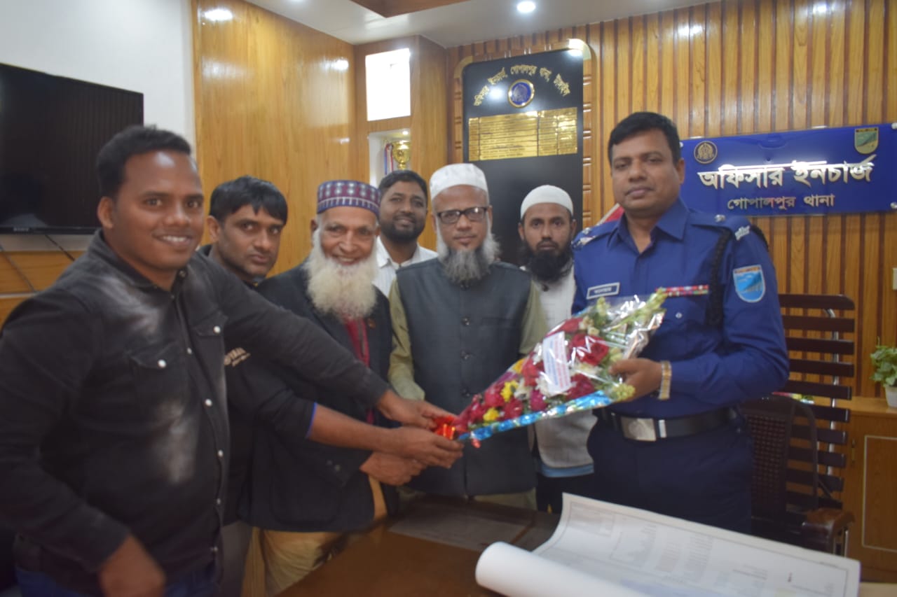 গোপালপুরে নবাগত ওসিকে রিপোর্টার্স ইউনিটি'র ফুলেল শুভেচ্ছা 